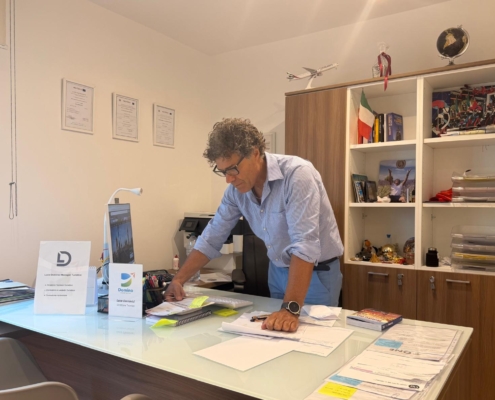 Luca ufficio scrivania in piedi